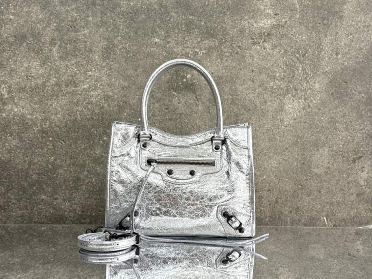 Picture of Balenciaga Handbags _SKUfw238076223fw